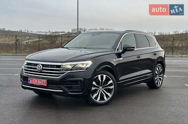 Позашляховик / Кросовер Volkswagen Touareg 2020 в Рівному