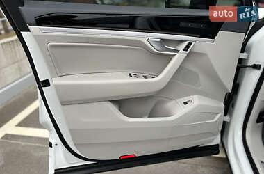 Внедорожник / Кроссовер Volkswagen Touareg 2019 в 