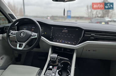 Внедорожник / Кроссовер Volkswagen Touareg 2019 в 