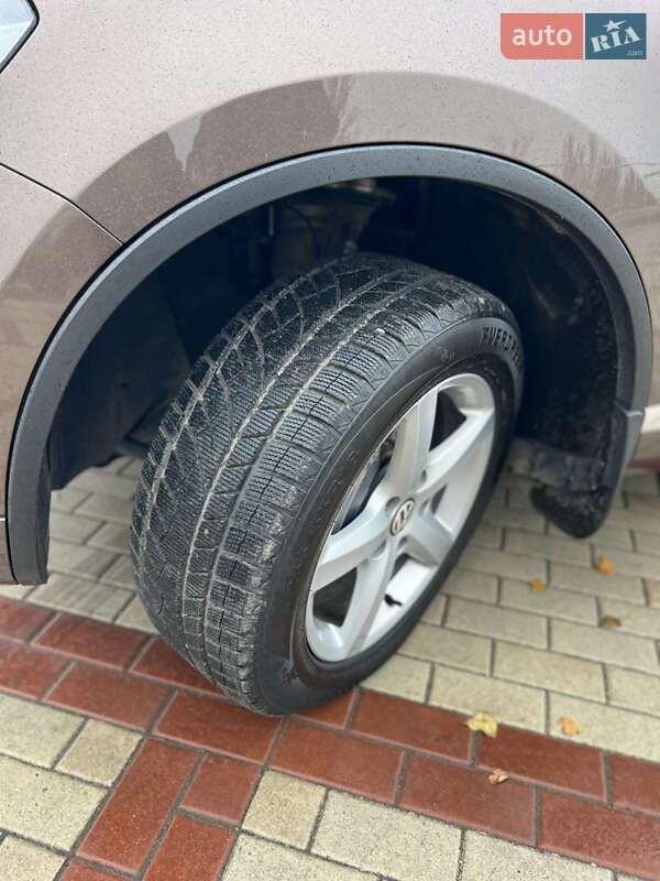 Внедорожник / Кроссовер Volkswagen Touareg 2012 в Измаиле