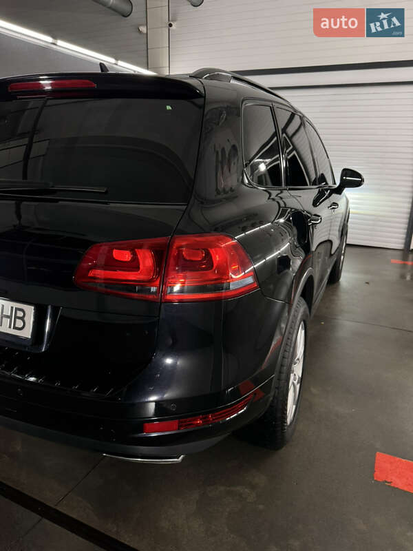 Внедорожник / Кроссовер Volkswagen Touareg 2011 в Хмельницком