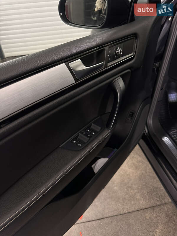 Внедорожник / Кроссовер Volkswagen Touareg 2011 в Хмельницком