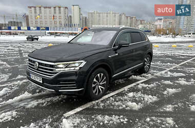 Внедорожник / Кроссовер Volkswagen Touareg 2018 в Киеве