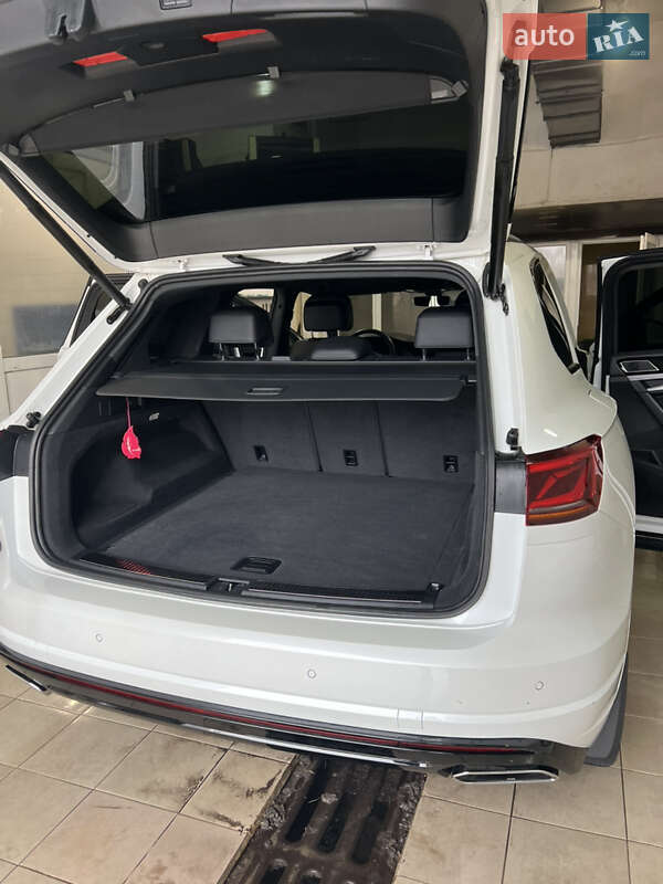 Позашляховик / Кросовер Volkswagen Touareg 2019 в Первомайську