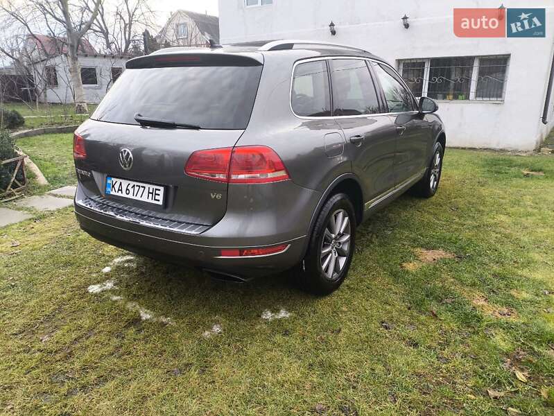 Внедорожник / Кроссовер Volkswagen Touareg 2013 в Киеве