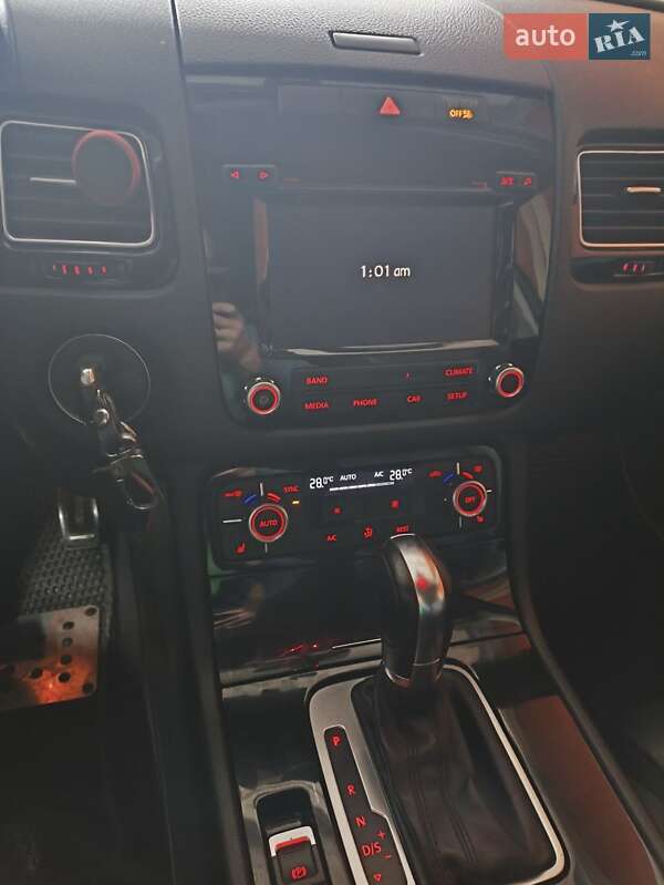 Внедорожник / Кроссовер Volkswagen Touareg 2013 в Киеве