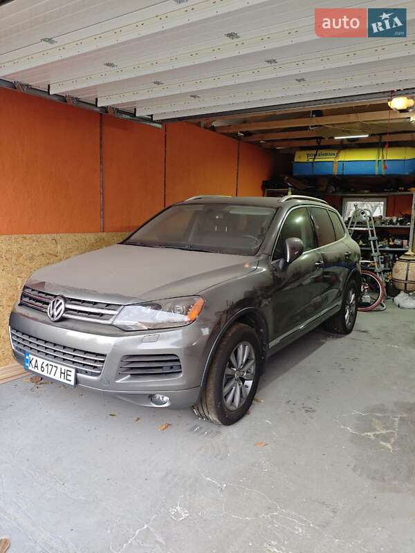 Внедорожник / Кроссовер Volkswagen Touareg 2013 в Киеве