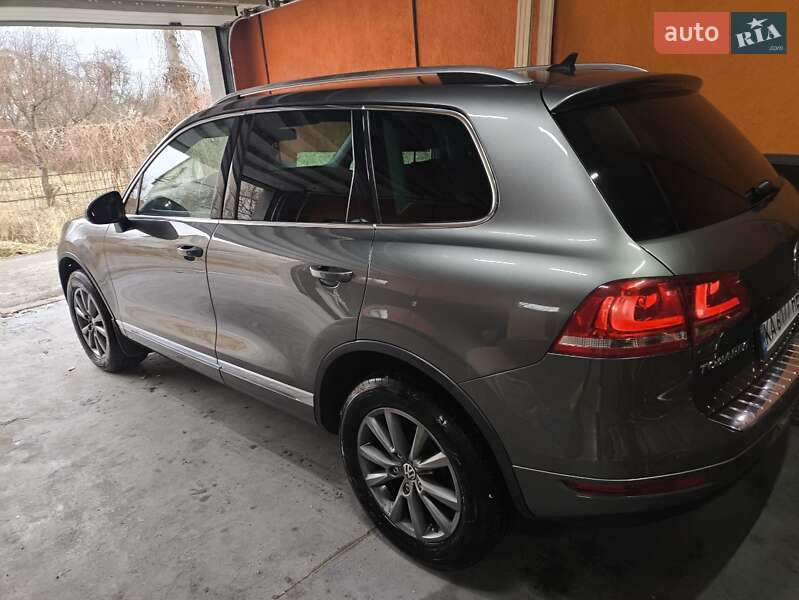 Внедорожник / Кроссовер Volkswagen Touareg 2013 в Киеве