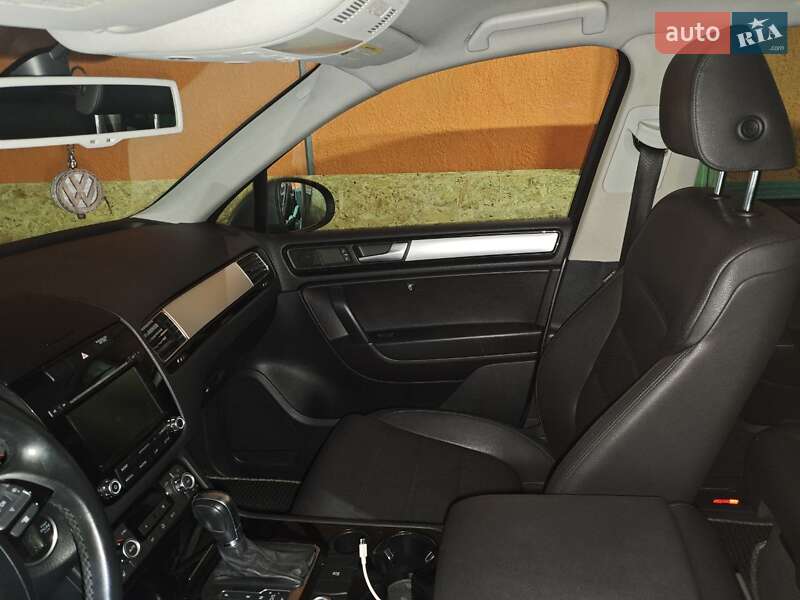 Внедорожник / Кроссовер Volkswagen Touareg 2013 в Киеве