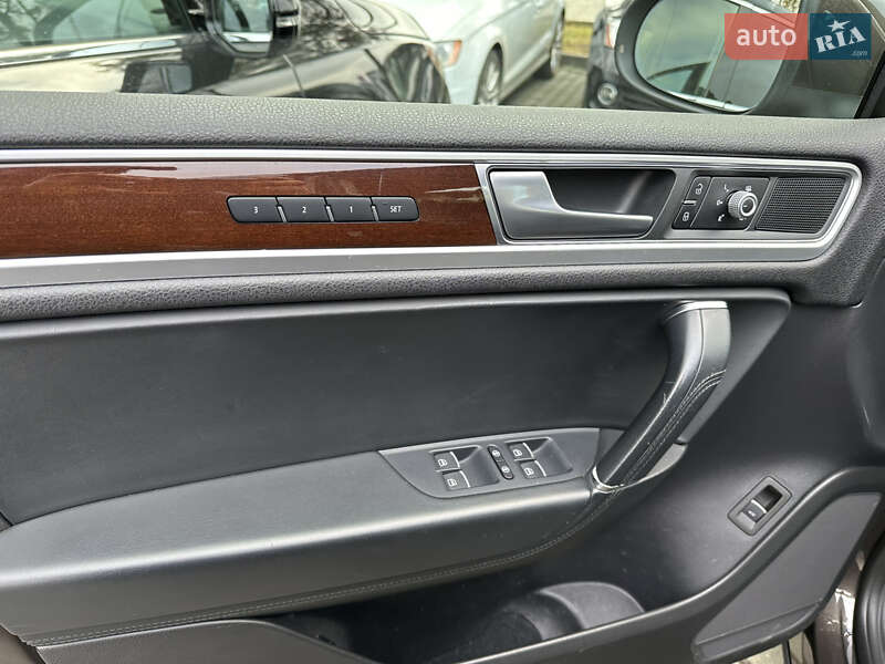 Позашляховик / Кросовер Volkswagen Touareg 2016 в Львові