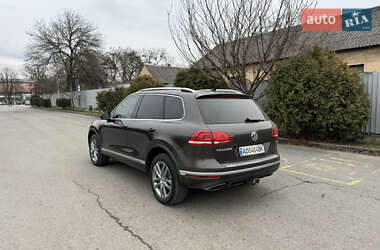 Внедорожник / Кроссовер Volkswagen Touareg 2014 в Ужгороде