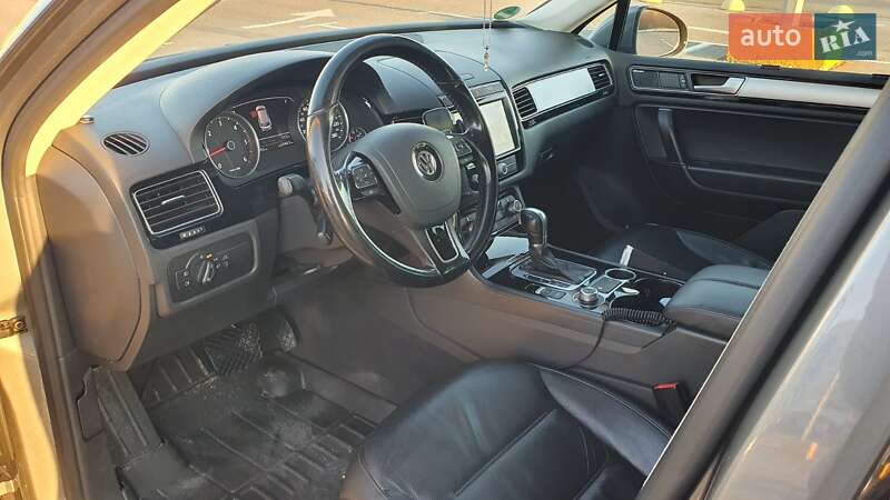 Внедорожник / Кроссовер Volkswagen Touareg 2015 в Черновцах