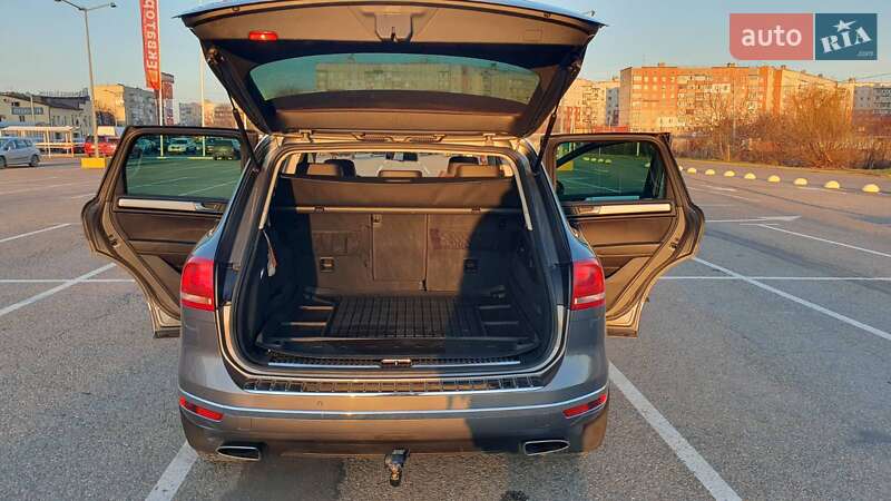 Внедорожник / Кроссовер Volkswagen Touareg 2015 в Черновцах