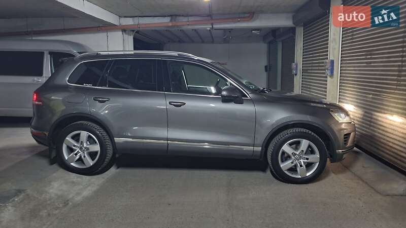 Внедорожник / Кроссовер Volkswagen Touareg 2015 в Черновцах