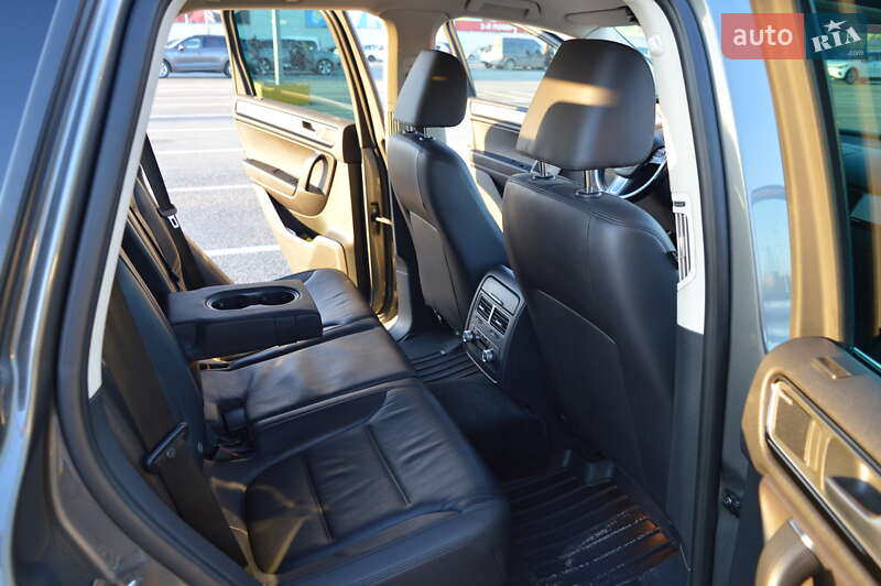 Внедорожник / Кроссовер Volkswagen Touareg 2015 в Черновцах
