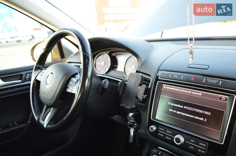 Внедорожник / Кроссовер Volkswagen Touareg 2015 в Черновцах