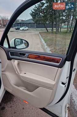 Позашляховик / Кросовер Volkswagen Touareg 2011 в 