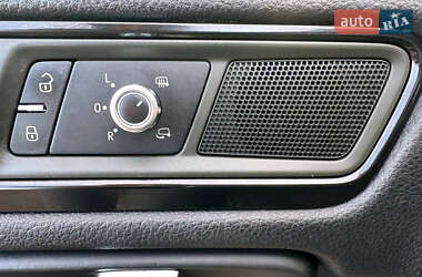 Внедорожник / Кроссовер Volkswagen Touareg 2011 в 