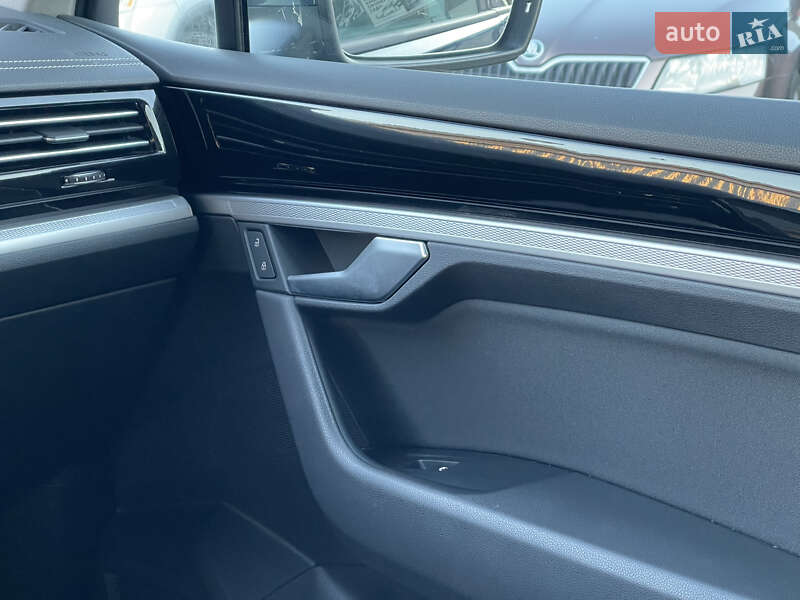Позашляховик / Кросовер Volkswagen Touareg 2018 в Мукачевому