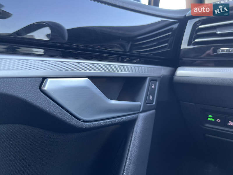 Позашляховик / Кросовер Volkswagen Touareg 2018 в Мукачевому