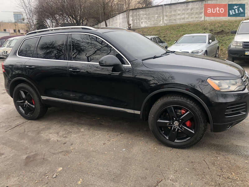 Позашляховик / Кросовер Volkswagen Touareg 2011 в Києві