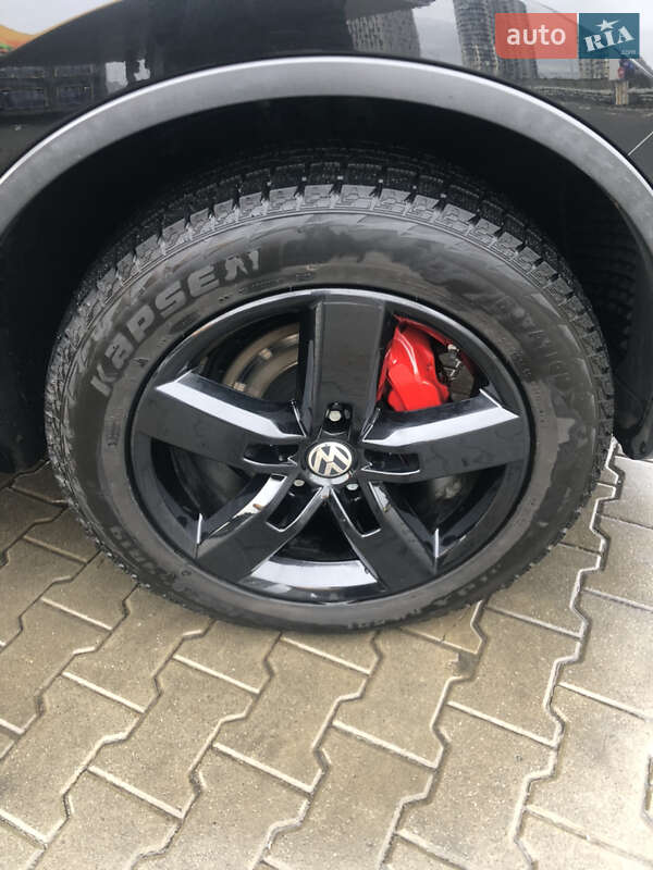 Позашляховик / Кросовер Volkswagen Touareg 2011 в Києві