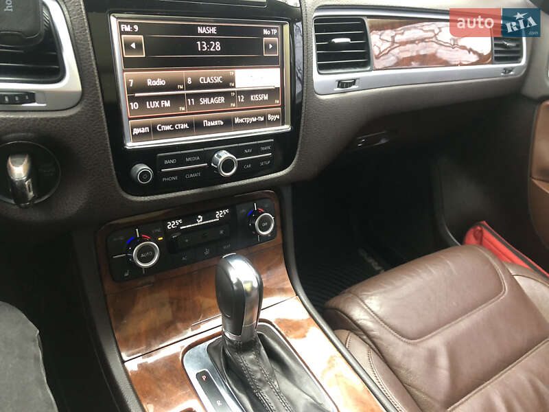 Позашляховик / Кросовер Volkswagen Touareg 2011 в Києві