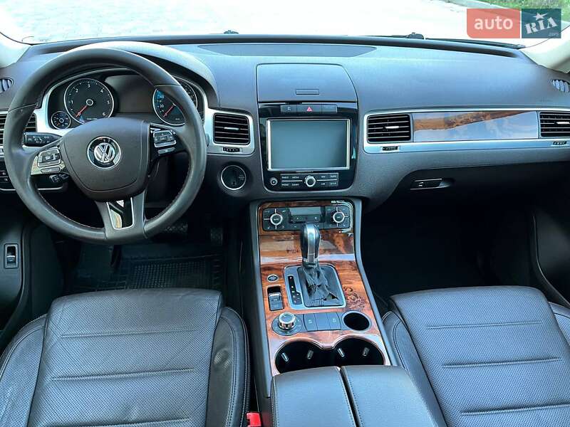 Внедорожник / Кроссовер Volkswagen Touareg 2011 в 