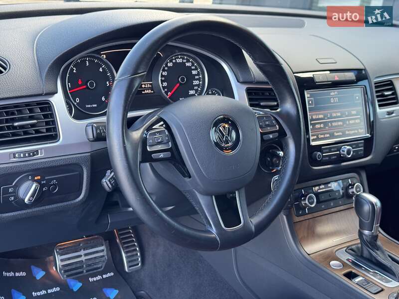 Позашляховик / Кросовер Volkswagen Touareg 2014 в Рівному