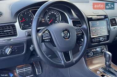 Внедорожник / Кроссовер Volkswagen Touareg 2014 в Ровно