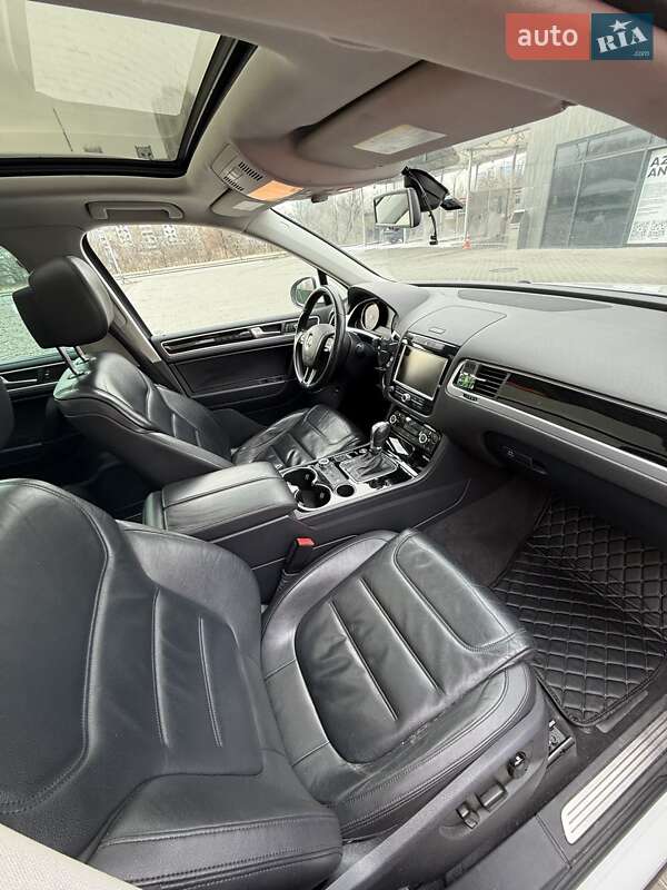 Позашляховик / Кросовер Volkswagen Touareg 2012 в Києві