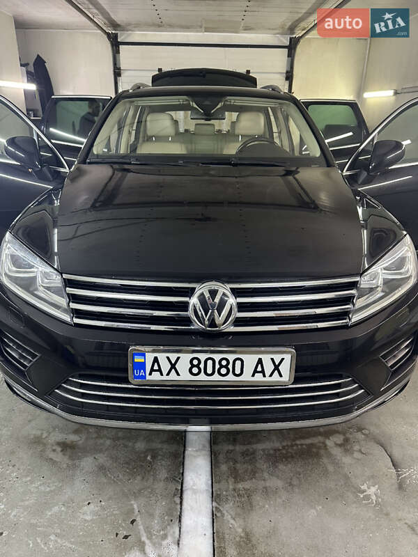Внедорожник / Кроссовер Volkswagen Touareg 2015 в Харькове