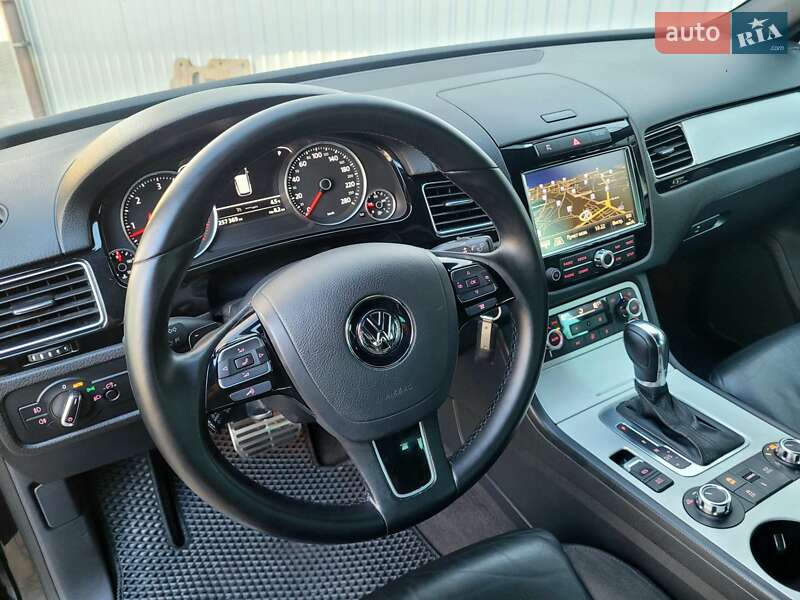 Внедорожник / Кроссовер Volkswagen Touareg 2013 в Хмельницком