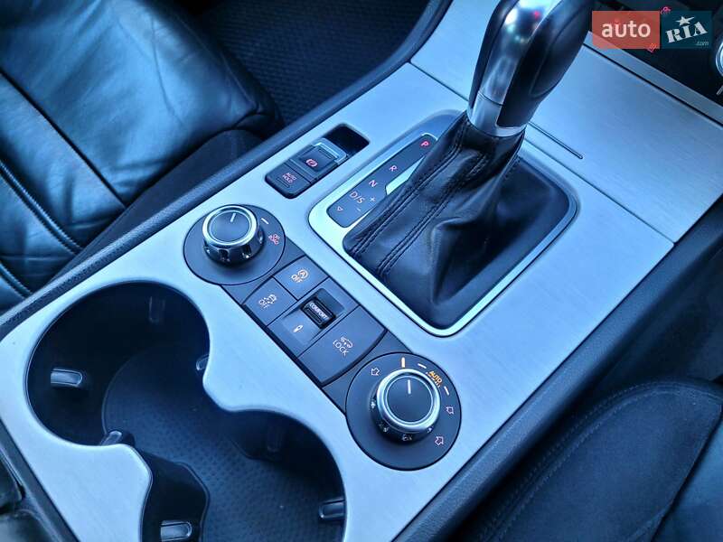 Внедорожник / Кроссовер Volkswagen Touareg 2013 в Хмельницком