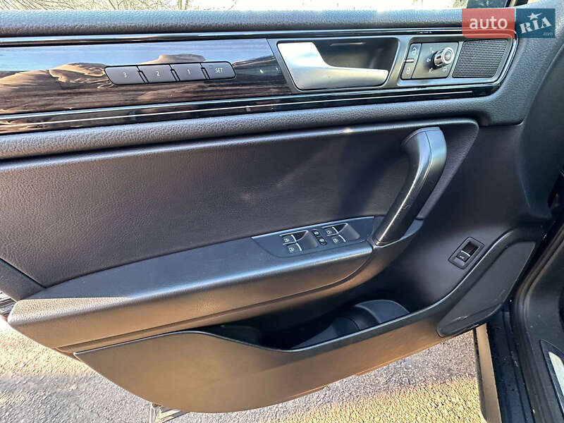 Внедорожник / Кроссовер Volkswagen Touareg 2014 в Житомире