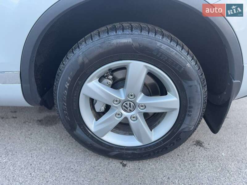 Внедорожник / Кроссовер Volkswagen Touareg 2012 в Харькове