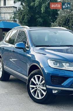 Позашляховик / Кросовер Volkswagen Touareg 2015 в Києві