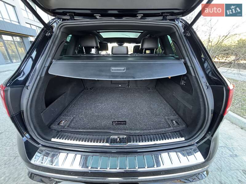 Внедорожник / Кроссовер Volkswagen Touareg 2015 в Львове