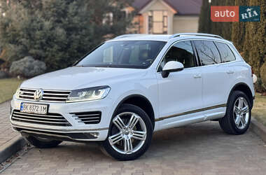 Позашляховик / Кросовер Volkswagen Touareg 2015 в Сарнах