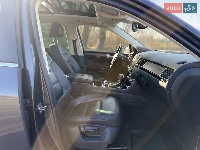 Внедорожник / Кроссовер Volkswagen Touareg 2015 в Львове