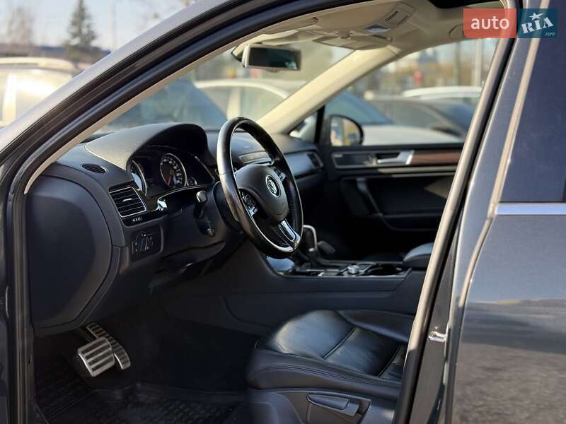 Внедорожник / Кроссовер Volkswagen Touareg 2015 в Львове