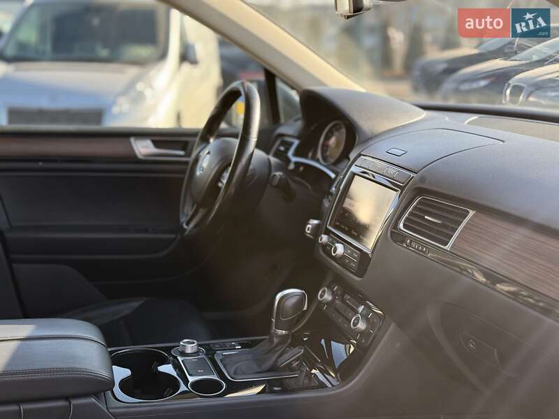 Внедорожник / Кроссовер Volkswagen Touareg 2015 в Львове