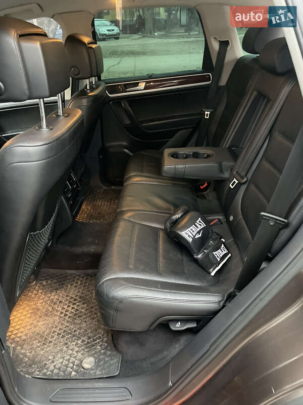 Внедорожник / Кроссовер Volkswagen Touareg 2010 в Кривом Роге