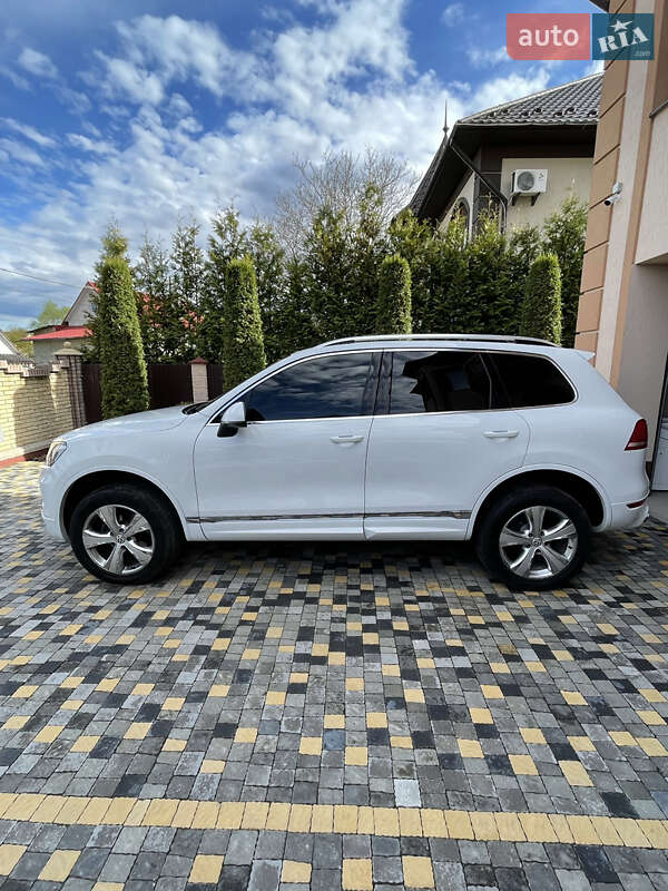 Внедорожник / Кроссовер Volkswagen Touareg 2012 в Черновцах
