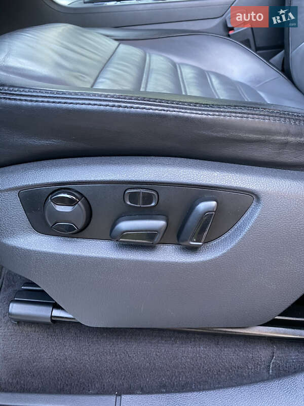Внедорожник / Кроссовер Volkswagen Touareg 2012 в Черновцах