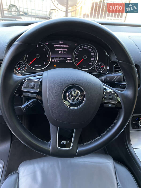 Внедорожник / Кроссовер Volkswagen Touareg 2012 в Черновцах