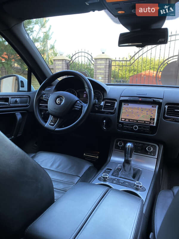 Внедорожник / Кроссовер Volkswagen Touareg 2012 в Черновцах