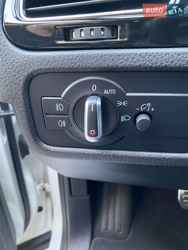 Внедорожник / Кроссовер Volkswagen Touareg 2012 в Черновцах