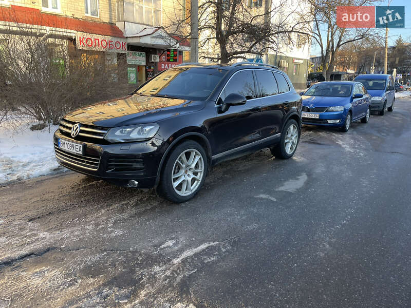 Внедорожник / Кроссовер Volkswagen Touareg 2012 в Конотопе