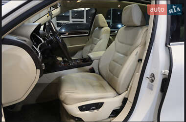 Внедорожник / Кроссовер Volkswagen Touareg 2012 в 